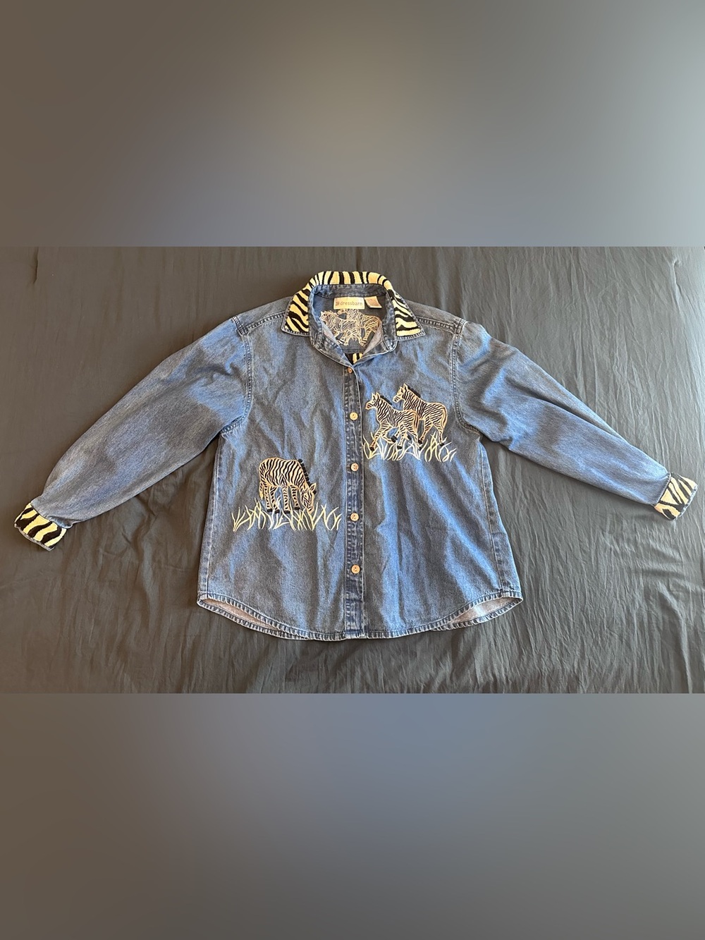 VINTAGE dressbarn Denim Shirt with Zebra Embroidery and Zebra-Print Collar Sz S